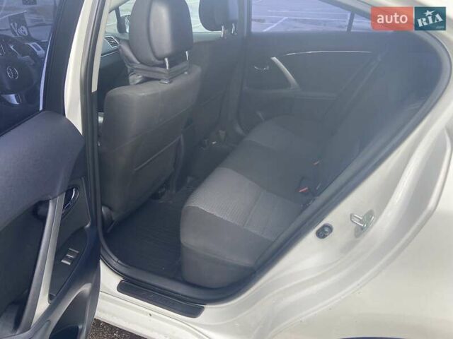 Белый Тойота Авенсис, объемом двигателя 1.8 л и пробегом 180 тыс. км за 11700 $, фото 16 на Automoto.ua