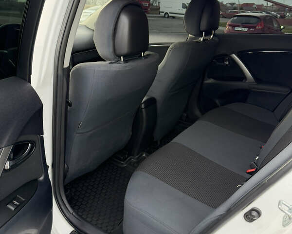 Белый Тойота Авенсис, объемом двигателя 1.8 л и пробегом 40 тыс. км за 12800 $, фото 13 на Automoto.ua