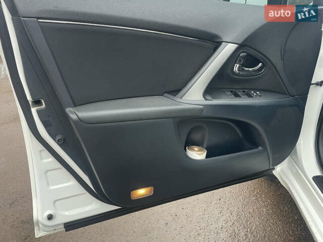 Белый Тойота Авенсис, объемом двигателя 1.8 л и пробегом 179 тыс. км за 11200 $, фото 11 на Automoto.ua