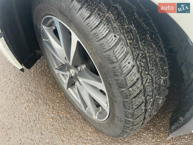 Белый Тойота Авенсис, объемом двигателя 1.8 л и пробегом 179 тыс. км за 11200 $, фото 10 на Automoto.ua