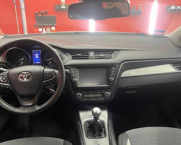 Белый Тойота Авенсис, объемом двигателя 1.6 л и пробегом 199 тыс. км за 14000 $, фото 4 на Automoto.ua