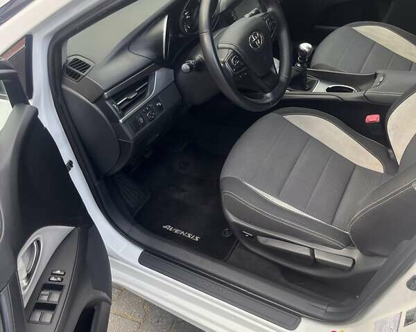 Белый Тойота Авенсис, объемом двигателя 1.6 л и пробегом 199 тыс. км за 14000 $, фото 2 на Automoto.ua