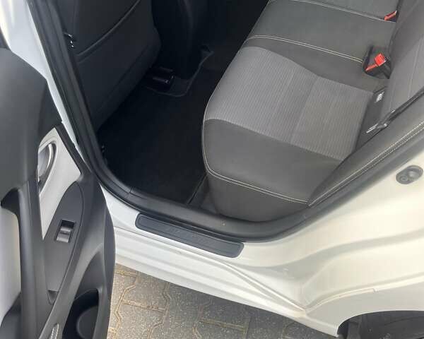 Белый Тойота Авенсис, объемом двигателя 1.6 л и пробегом 199 тыс. км за 14000 $, фото 9 на Automoto.ua