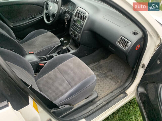 Белый Тойота Авенсис, объемом двигателя 2 л и пробегом 250 тыс. км за 3600 $, фото 8 на Automoto.ua