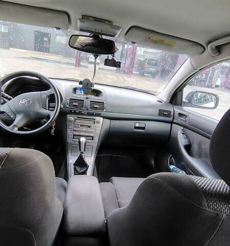 Белый Тойота Авенсис, объемом двигателя 1.99 л и пробегом 280 тыс. км за 4500 $, фото 2 на Automoto.ua