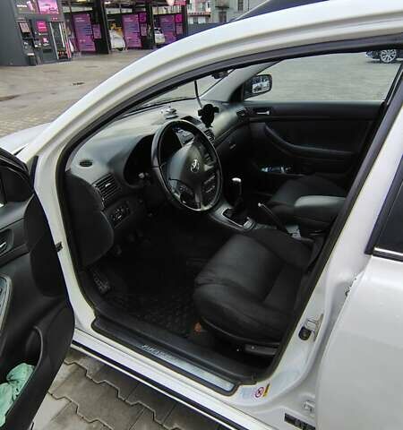 Белый Тойота Авенсис, объемом двигателя 1.99 л и пробегом 280 тыс. км за 4500 $, фото 5 на Automoto.ua
