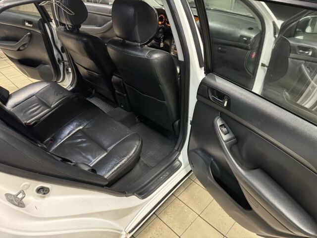 Белый Тойота Авенсис, объемом двигателя 2 л и пробегом 381 тыс. км за 3229 $, фото 13 на Automoto.ua