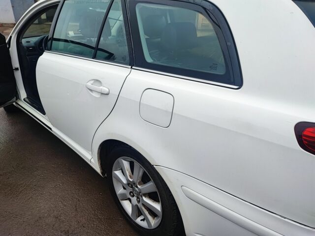 Белый Тойота Авенсис, объемом двигателя 2 л и пробегом 373 тыс. км за 2457 $, фото 4 на Automoto.ua