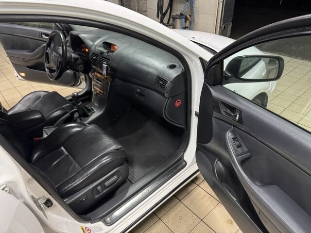 Белый Тойота Авенсис, объемом двигателя 2 л и пробегом 381 тыс. км за 3229 $, фото 14 на Automoto.ua