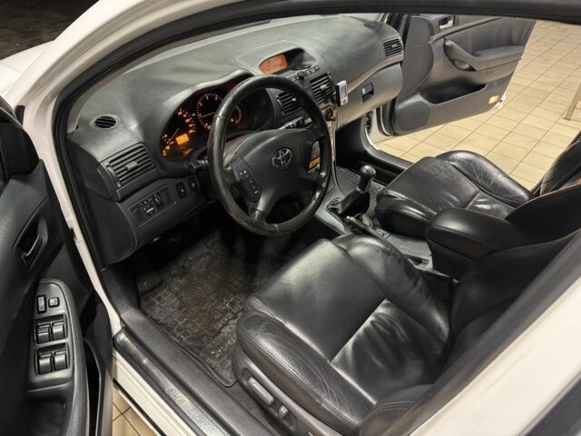 Белый Тойота Авенсис, объемом двигателя 2 л и пробегом 381 тыс. км за 3229 $, фото 8 на Automoto.ua