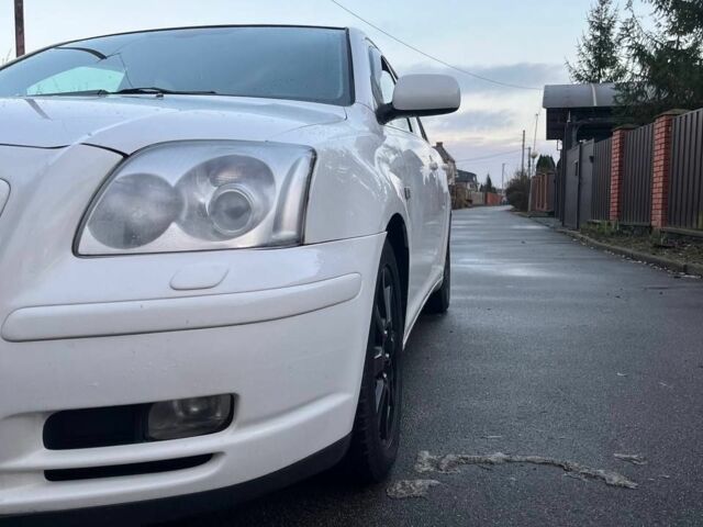 Белый Тойота Авенсис, объемом двигателя 2 л и пробегом 300 тыс. км за 2850 $, фото 2 на Automoto.ua