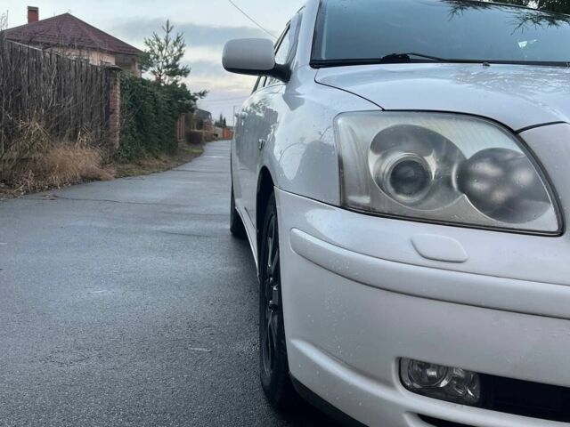 Белый Тойота Авенсис, объемом двигателя 2 л и пробегом 300 тыс. км за 2850 $, фото 1 на Automoto.ua