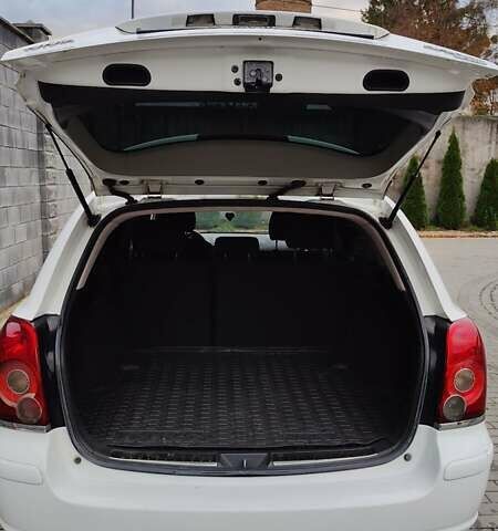 Белый Тойота Авенсис, объемом двигателя 2 л и пробегом 274 тыс. км за 6800 $, фото 10 на Automoto.ua