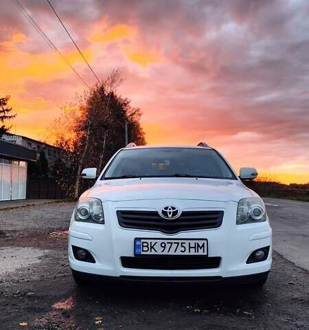 Белый Тойота Авенсис, объемом двигателя 2 л и пробегом 274 тыс. км за 6800 $, фото 3 на Automoto.ua