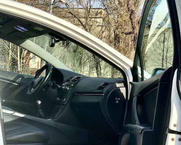 Білий Тойота Авенсіс, об'ємом двигуна 2.2 л та пробігом 186 тис. км за 7650 $, фото 33 на Automoto.ua