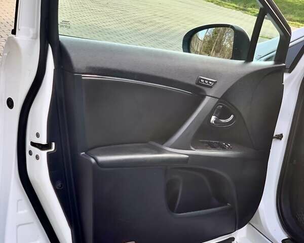 Білий Тойота Авенсіс, об'ємом двигуна 2.2 л та пробігом 186 тис. км за 7650 $, фото 43 на Automoto.ua