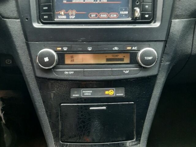 Белый Тойота Авенсис, объемом двигателя 2 л и пробегом 260 тыс. км за 9000 $, фото 5 на Automoto.ua