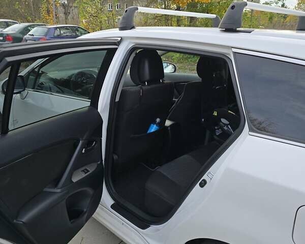 Белый Тойота Авенсис, объемом двигателя 1.99 л и пробегом 277 тыс. км за 9900 $, фото 1 на Automoto.ua