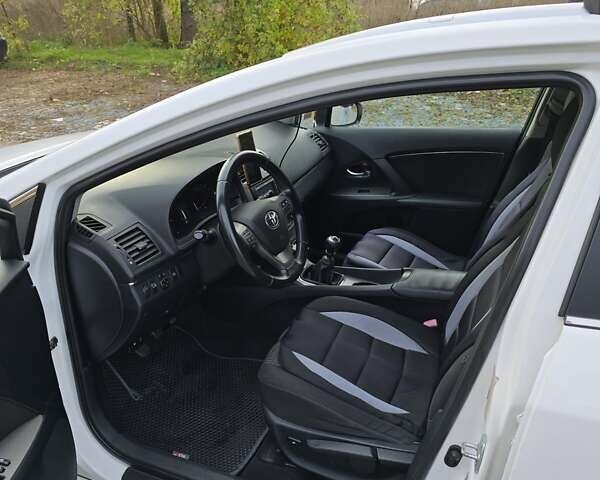 Белый Тойота Авенсис, объемом двигателя 1.99 л и пробегом 277 тыс. км за 9900 $, фото 4 на Automoto.ua