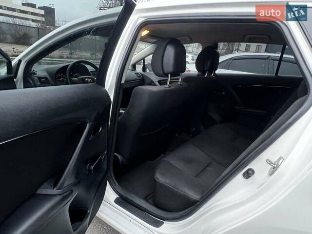 Белый Тойота Авенсис, объемом двигателя 1.8 л и пробегом 227 тыс. км за 7700 $, фото 7 на Automoto.ua