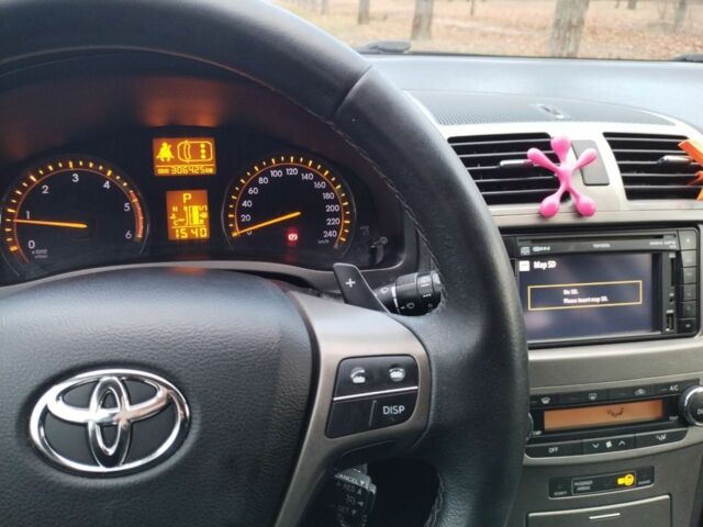 Белый Тойота Авенсис, объемом двигателя 2.2 л и пробегом 310 тыс. км за 8900 $, фото 5 на Automoto.ua