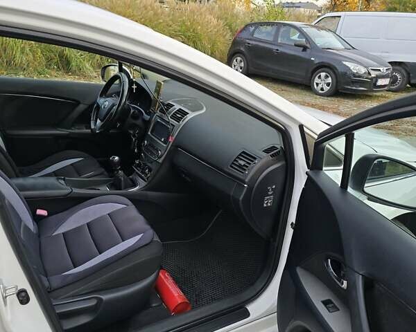 Белый Тойота Авенсис, объемом двигателя 1.99 л и пробегом 277 тыс. км за 9900 $, фото 9 на Automoto.ua