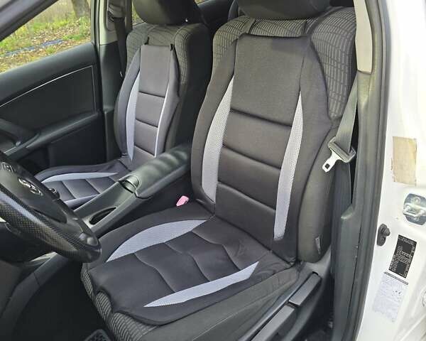 Белый Тойота Авенсис, объемом двигателя 1.99 л и пробегом 277 тыс. км за 9900 $, фото 3 на Automoto.ua