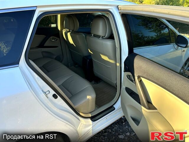 Белый Тойота Авенсис, объемом двигателя 2.2 л и пробегом 240 тыс. км за 9500 $, фото 5 на Automoto.ua