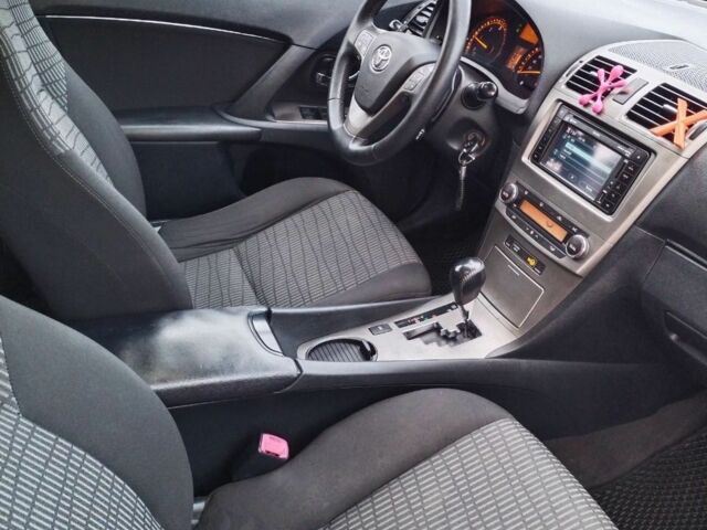 Белый Тойота Авенсис, объемом двигателя 2.2 л и пробегом 310 тыс. км за 8900 $, фото 6 на Automoto.ua