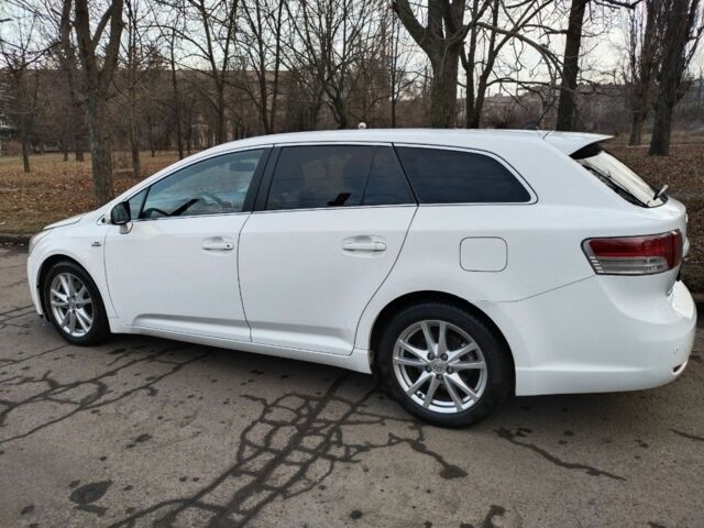 Белый Тойота Авенсис, объемом двигателя 2.2 л и пробегом 310 тыс. км за 8900 $, фото 2 на Automoto.ua