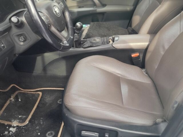 Белый Тойота Авенсис, объемом двигателя 2.2 л и пробегом 263 тыс. км за 10100 $, фото 6 на Automoto.ua