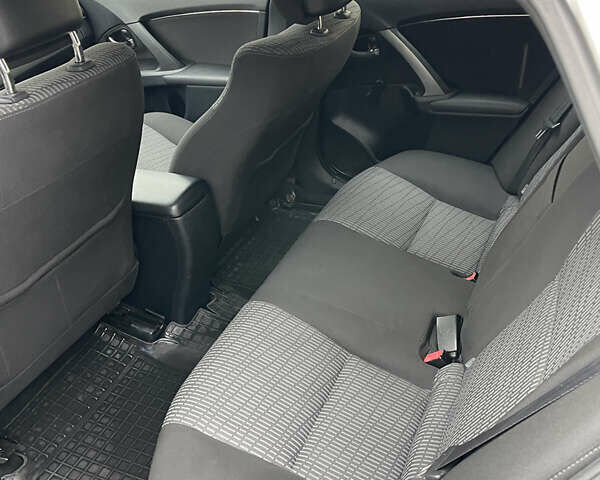 Белый Тойота Авенсис, объемом двигателя 2 л и пробегом 270 тыс. км за 8800 $, фото 7 на Automoto.ua