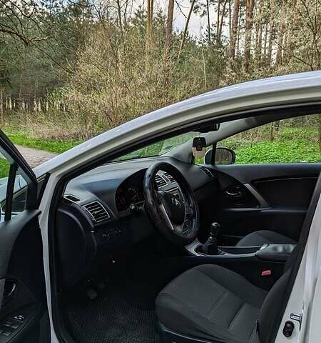 Белый Тойота Авенсис, объемом двигателя 2.2 л и пробегом 235 тыс. км за 9999 $, фото 14 на Automoto.ua