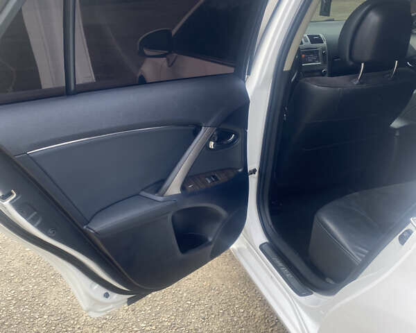 Белый Тойота Авенсис, объемом двигателя 2 л и пробегом 300 тыс. км за 9700 $, фото 15 на Automoto.ua