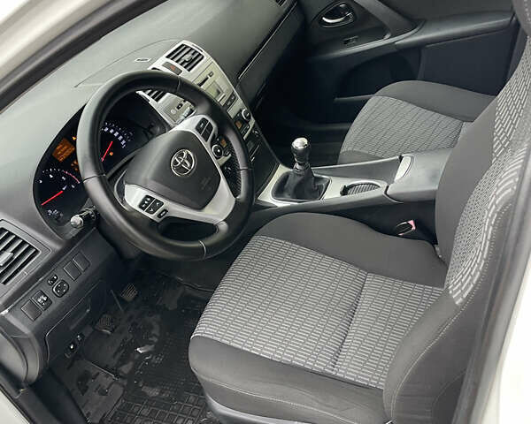 Белый Тойота Авенсис, объемом двигателя 2 л и пробегом 270 тыс. км за 8800 $, фото 9 на Automoto.ua