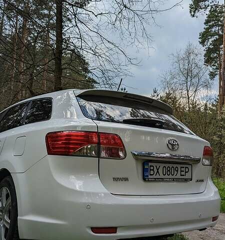 Белый Тойота Авенсис, объемом двигателя 2.2 л и пробегом 235 тыс. км за 9999 $, фото 6 на Automoto.ua
