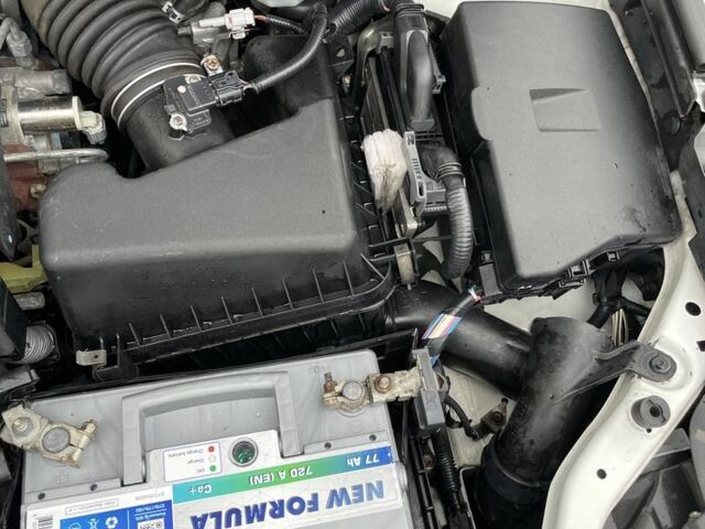 Белый Тойота Авенсис, объемом двигателя 2 л и пробегом 270 тыс. км за 8800 $, фото 11 на Automoto.ua