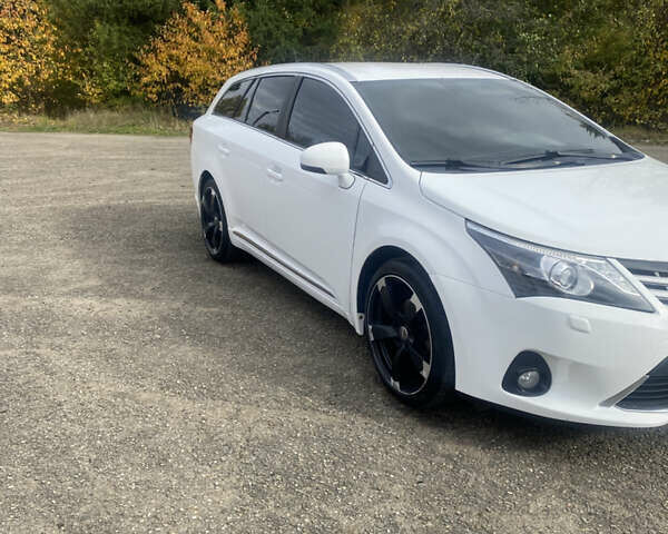 Белый Тойота Авенсис, объемом двигателя 2 л и пробегом 300 тыс. км за 9700 $, фото 6 на Automoto.ua