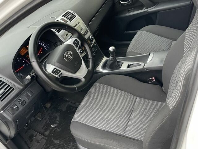 Белый Тойота Авенсис, объемом двигателя 2 л и пробегом 270 тыс. км за 8800 $, фото 8 на Automoto.ua