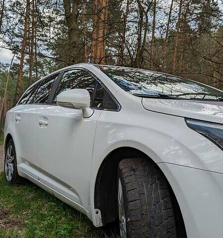 Белый Тойота Авенсис, объемом двигателя 2.2 л и пробегом 235 тыс. км за 9999 $, фото 4 на Automoto.ua