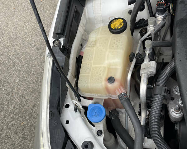 Белый Тойота Авенсис, объемом двигателя 2 л и пробегом 270 тыс. км за 8800 $, фото 13 на Automoto.ua