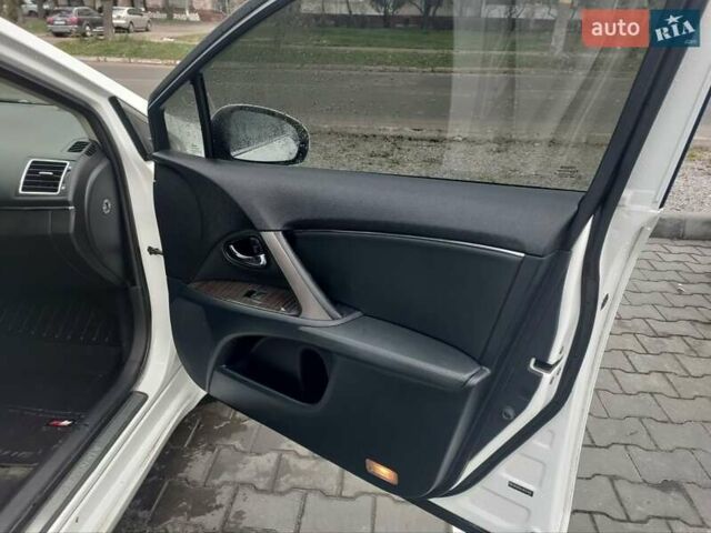 Белый Тойота Авенсис, объемом двигателя 2.23 л и пробегом 197 тыс. км за 10000 $, фото 7 на Automoto.ua