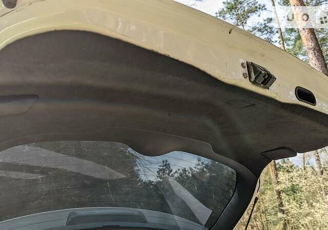 Белый Тойота Авенсис, объемом двигателя 2.2 л и пробегом 235 тыс. км за 9999 $, фото 18 на Automoto.ua