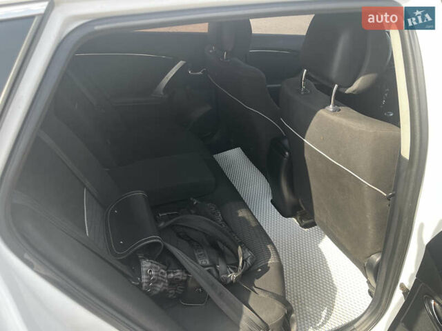 Белый Тойота Авенсис, объемом двигателя 2 л и пробегом 330 тыс. км за 9000 $, фото 9 на Automoto.ua