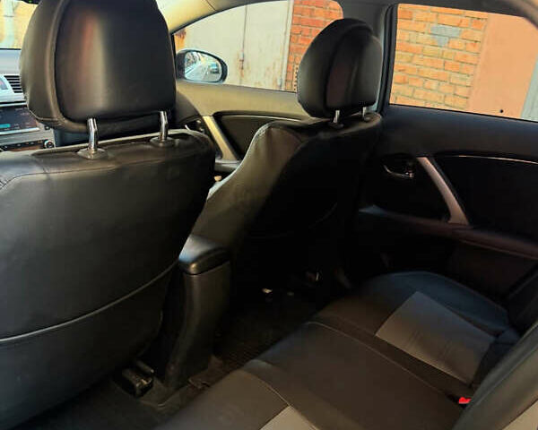 Білий Тойота Авенсіс, об'ємом двигуна 2.2 л та пробігом 225 тис. км за 10200 $, фото 4 на Automoto.ua