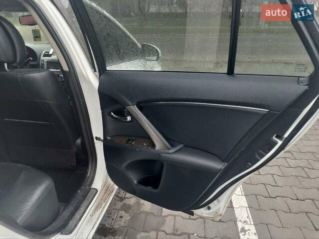 Белый Тойота Авенсис, объемом двигателя 2.23 л и пробегом 197 тыс. км за 10000 $, фото 9 на Automoto.ua