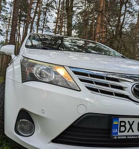 Белый Тойота Авенсис, объемом двигателя 2.2 л и пробегом 235 тыс. км за 9999 $, фото 10 на Automoto.ua