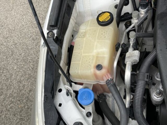 Белый Тойота Авенсис, объемом двигателя 2 л и пробегом 270 тыс. км за 8800 $, фото 12 на Automoto.ua