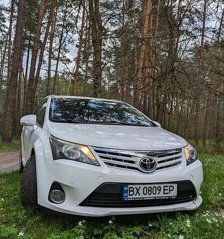 Белый Тойота Авенсис, объемом двигателя 2.2 л и пробегом 235 тыс. км за 9999 $, фото 1 на Automoto.ua