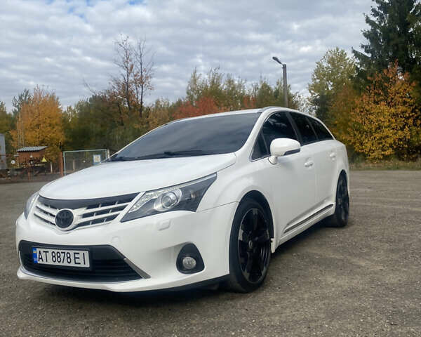 Белый Тойота Авенсис, объемом двигателя 2 л и пробегом 300 тыс. км за 9700 $, фото 1 на Automoto.ua